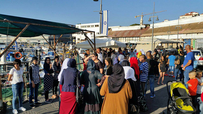  بالصور: جمعية الصم تُنظم وقفة تضامنية مع صيادي مدينة يافا